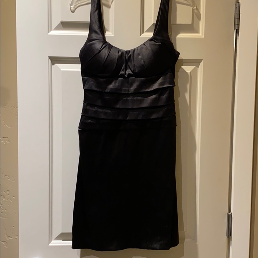 Black cocktail dress. 7/8.